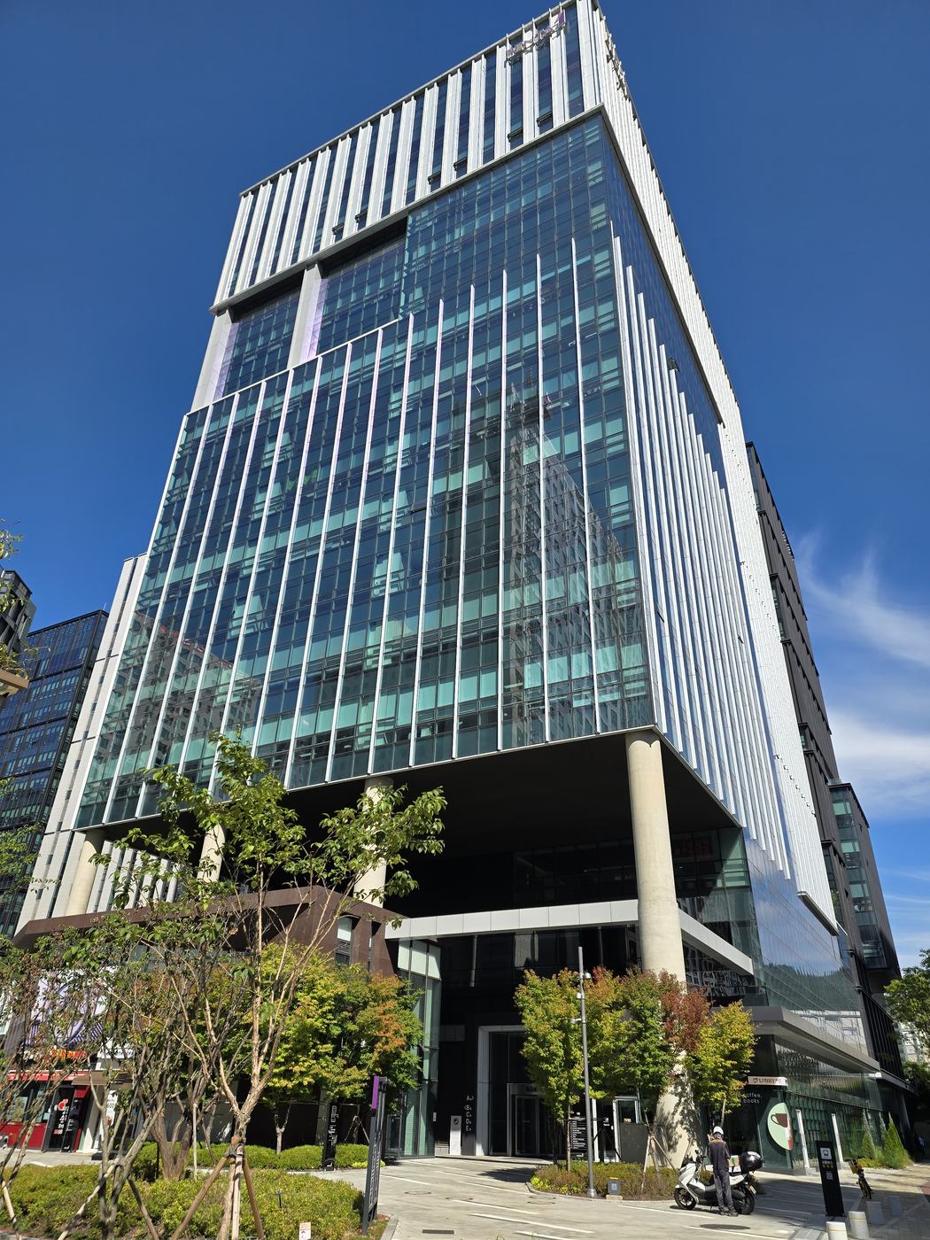 산타크루즈컴퍼니가 입주한 과천펜타원 G동 외관